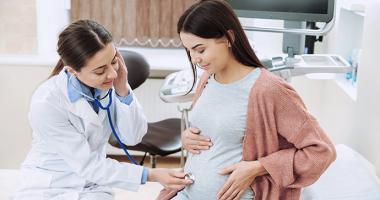 Doctor monitoreando el bebe 