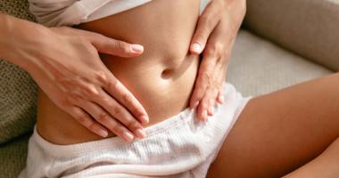 Mujer acariciando su abdomen previo a embarazo