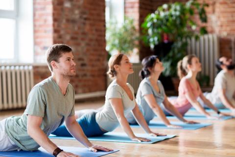 Grupo de personas practicando yoga