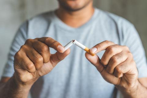 Hombre rompe un cirgarrillo decidido a superar los peores días al dejar de fumar