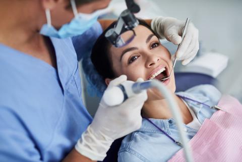 Realización de una limpieza dental. 